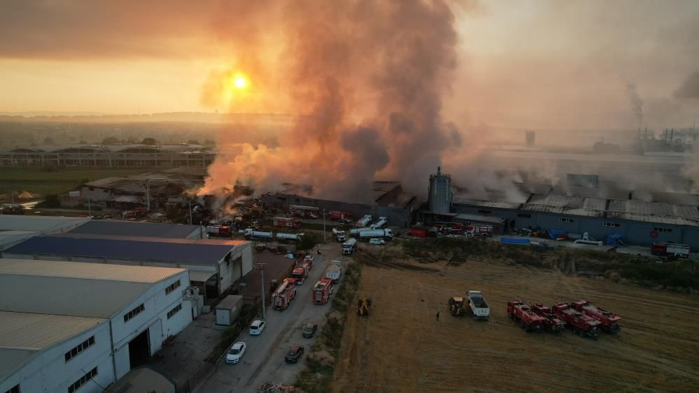 Bursa'da alevler 10 fabrikayı küle çevirdi! Yangın faciasının boyutu gün ağarınca ortaya çıktı