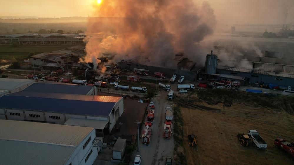 Bursa'da alevler 10 fabrikayı küle çevirdi! Yangın faciasının boyutu gün ağarınca ortaya çıktı