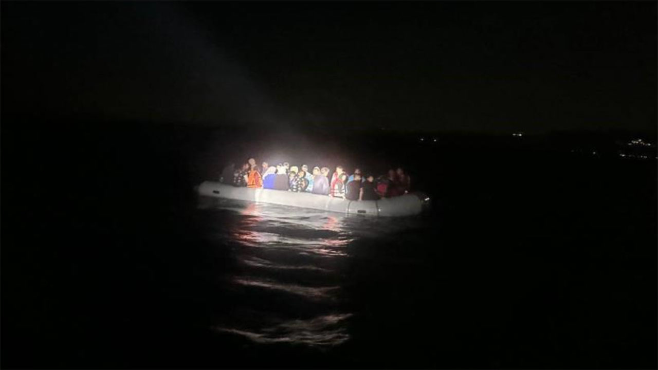 Yunanistan geri itmişti! Ölüme terkedilen 80 kaçak göçmeni sahil güvenlik kurtardı