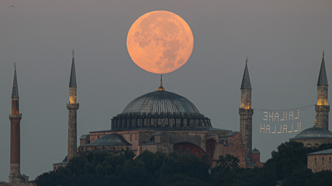 Süper Ay İstanbul'dan böyle görüntülendi