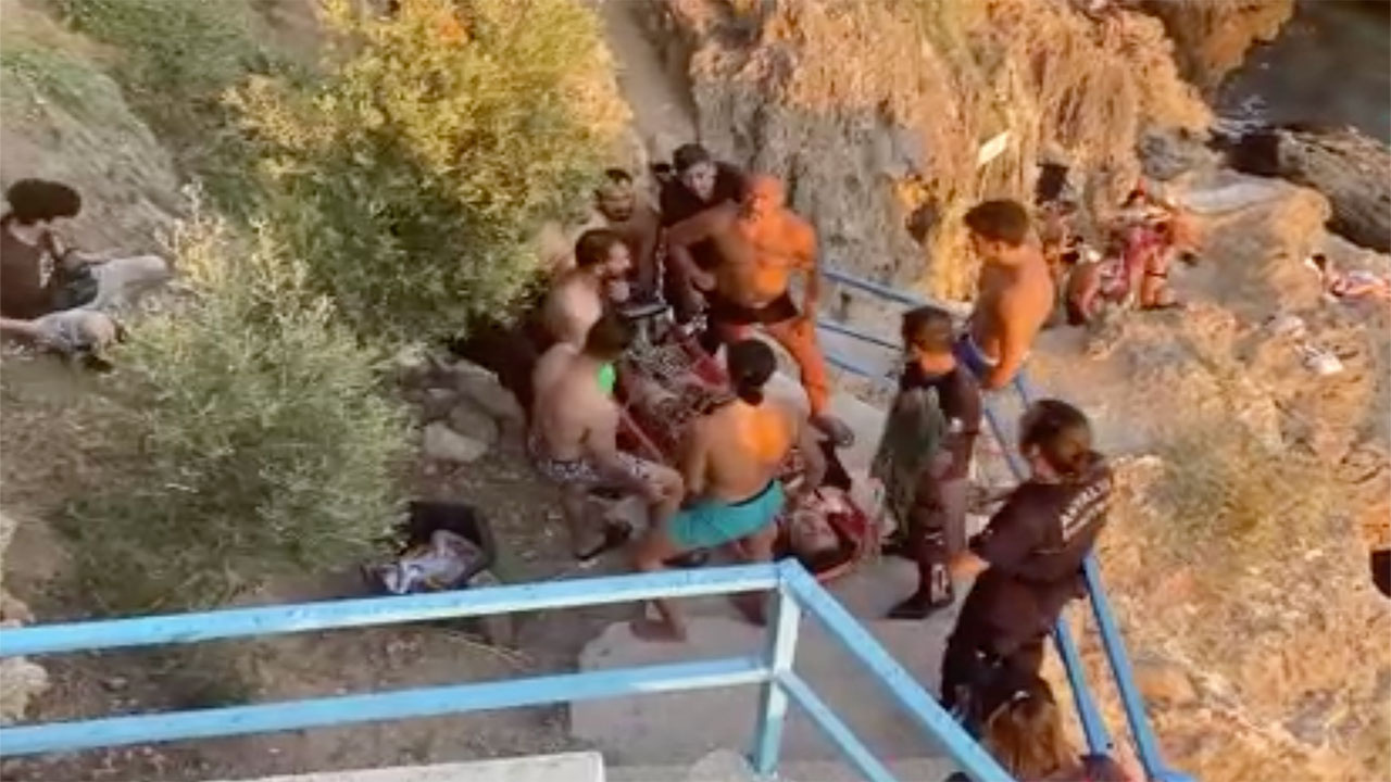 Rus kadının tatili kabusa döndü! Antalya'da 40 metrelik falez merdiveninden denize düştü