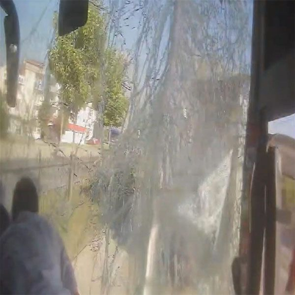 Bursa'da feci kaza! Tıra çarpan otobüste 2 kişi yaralandı