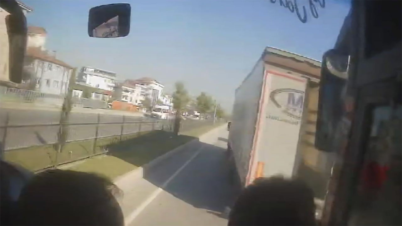Bursa'da feci kaza! Tıra çarpan otobüste 2 kişi yaralandı