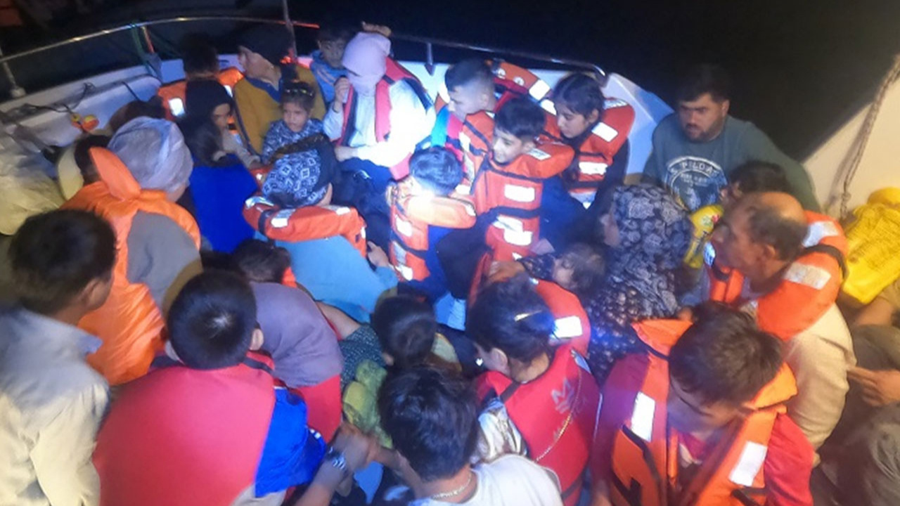 Çanakkale açıklarındaki lastik botta 24 düzensiz göçmen yakalandı
