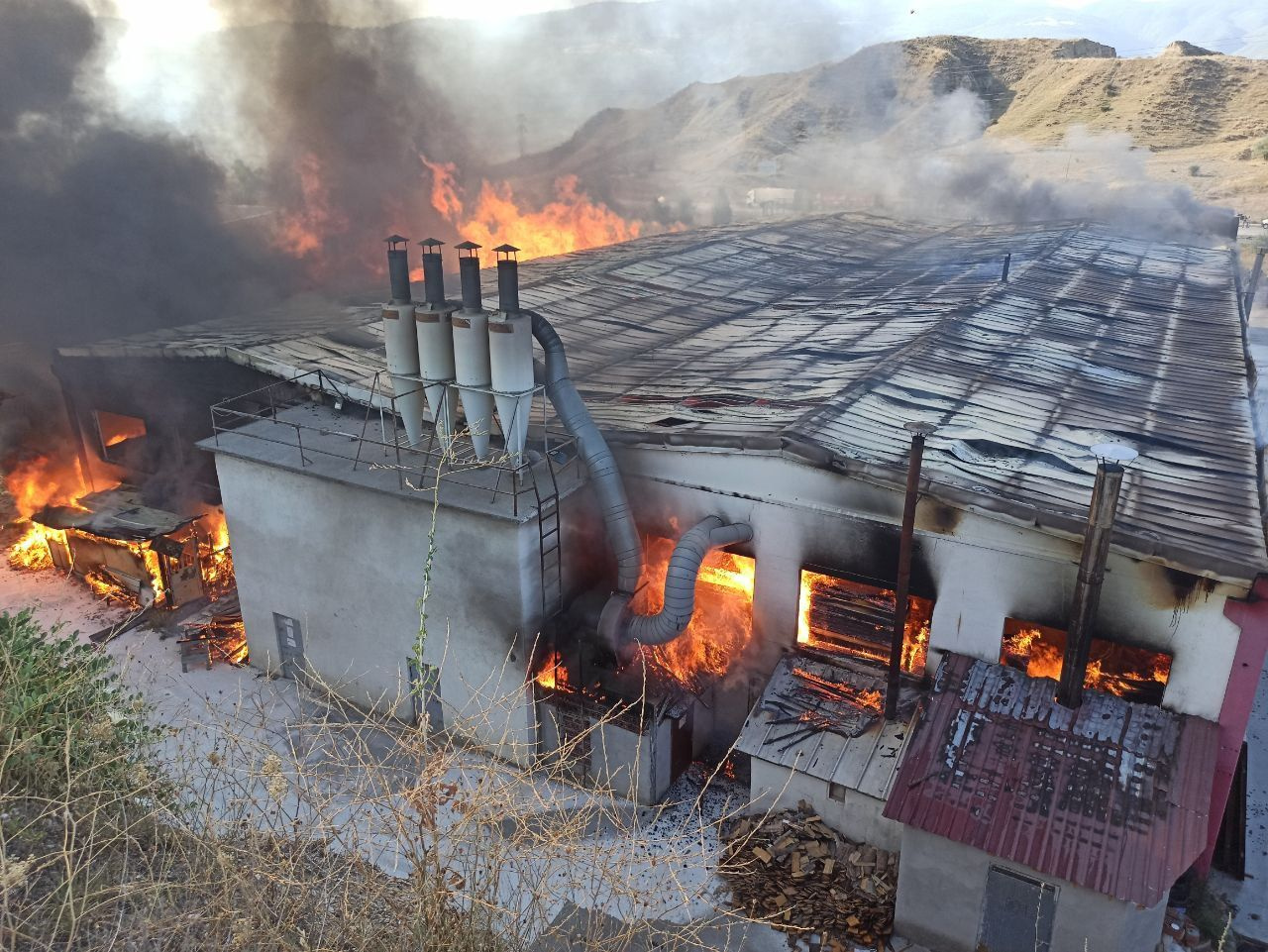 Kastamonu'da büyük panik! Fabrika alev alev yanıyor