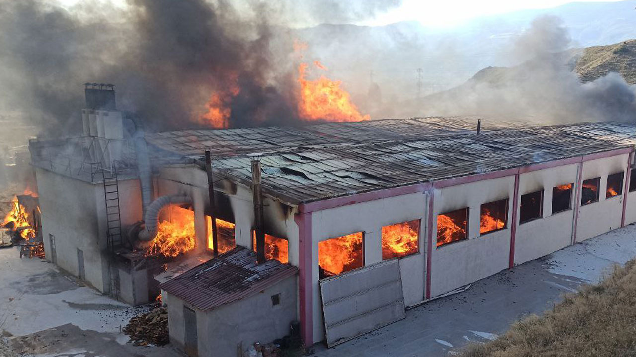Kastamonu'da büyük panik! Fabrika alev alev yanıyor