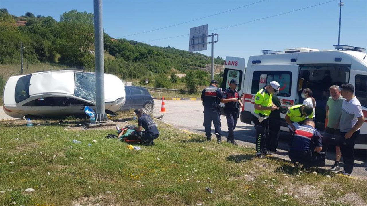 Karabük'te korkunç kaza! Çarpışan iki araçta 1 kişi öldü, 9 kişi yaralandı
