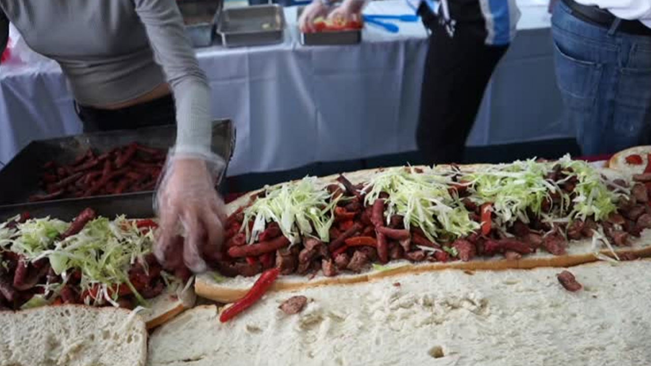 Meksikalılardan sandviç rekoru! 75 metre ve 800 kilogram!