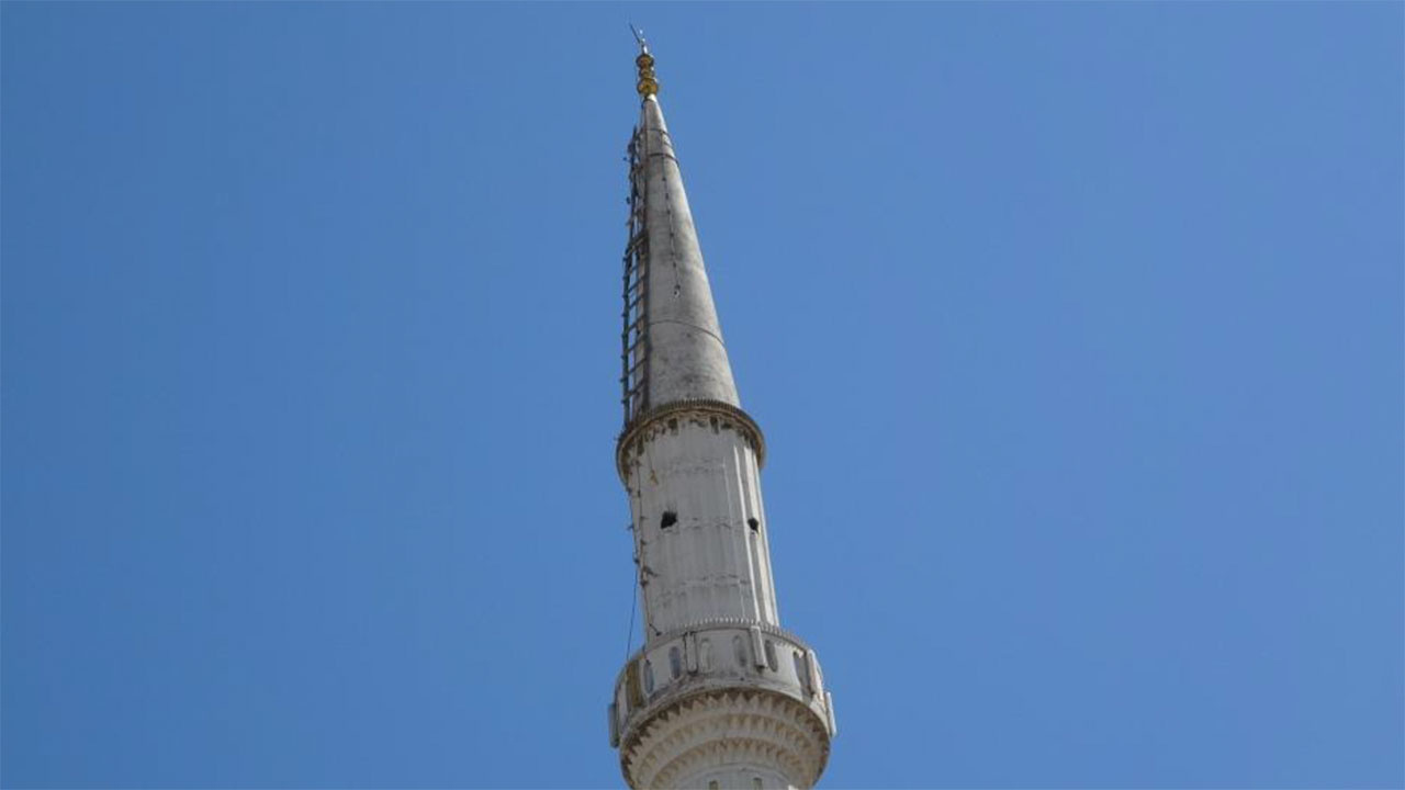 Malatya'da bir garip hırsızlık! Caminin minaresinde hilali çalmaya çalıştı