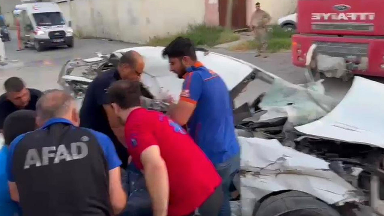 Antakya'da park halindeki tıra çarpan otomobil hurdaya döndü: 2 ölü, 2 yaralı