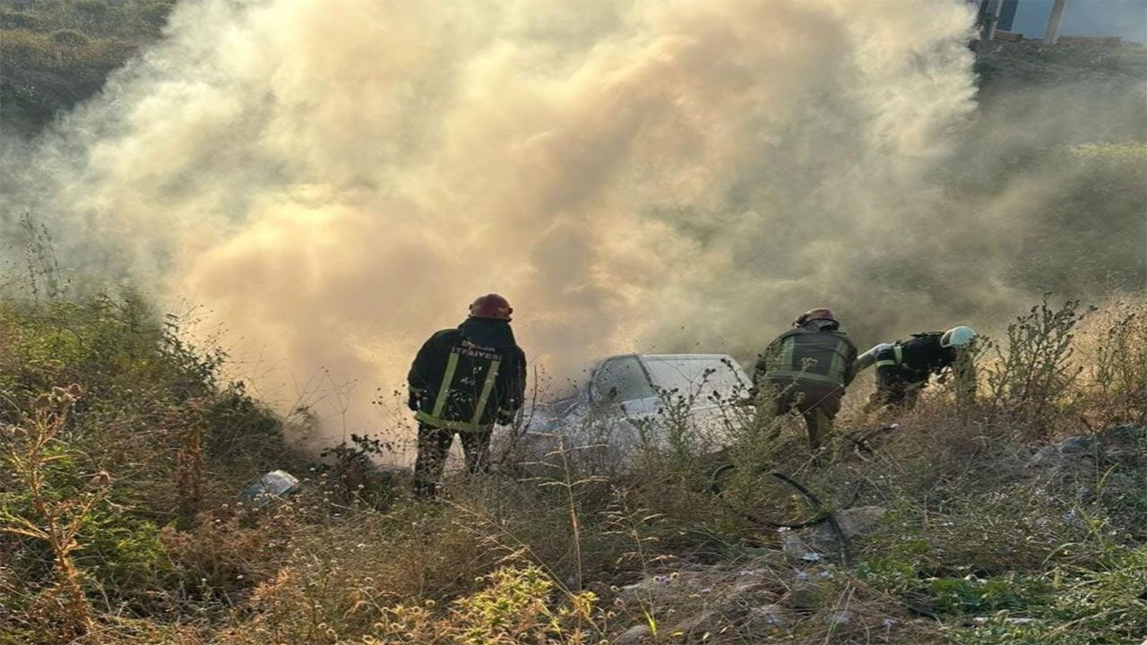 Yanmaktan son anda kurtuldular! Şarampole yuvarlanan minibüs alev aldı