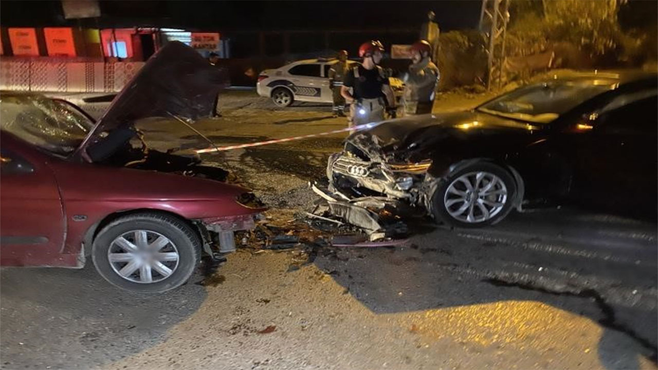 İstanbul'un göbeğinde feci kaza! İki araç kafa kafaya çarpıştı