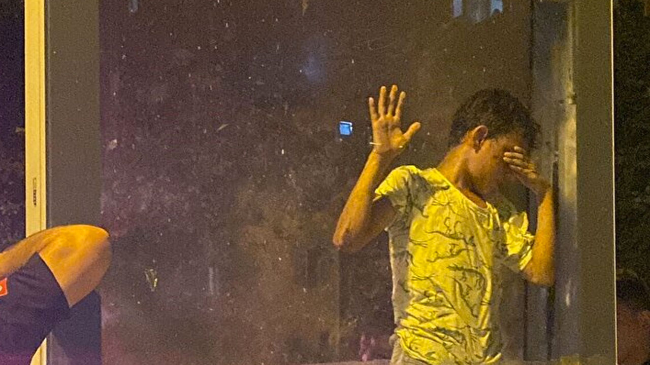 Adana'da inanılmaz olay! 11 yaşındaki çocuk reklam panosu içinde sıkışıp mahsur kaldı