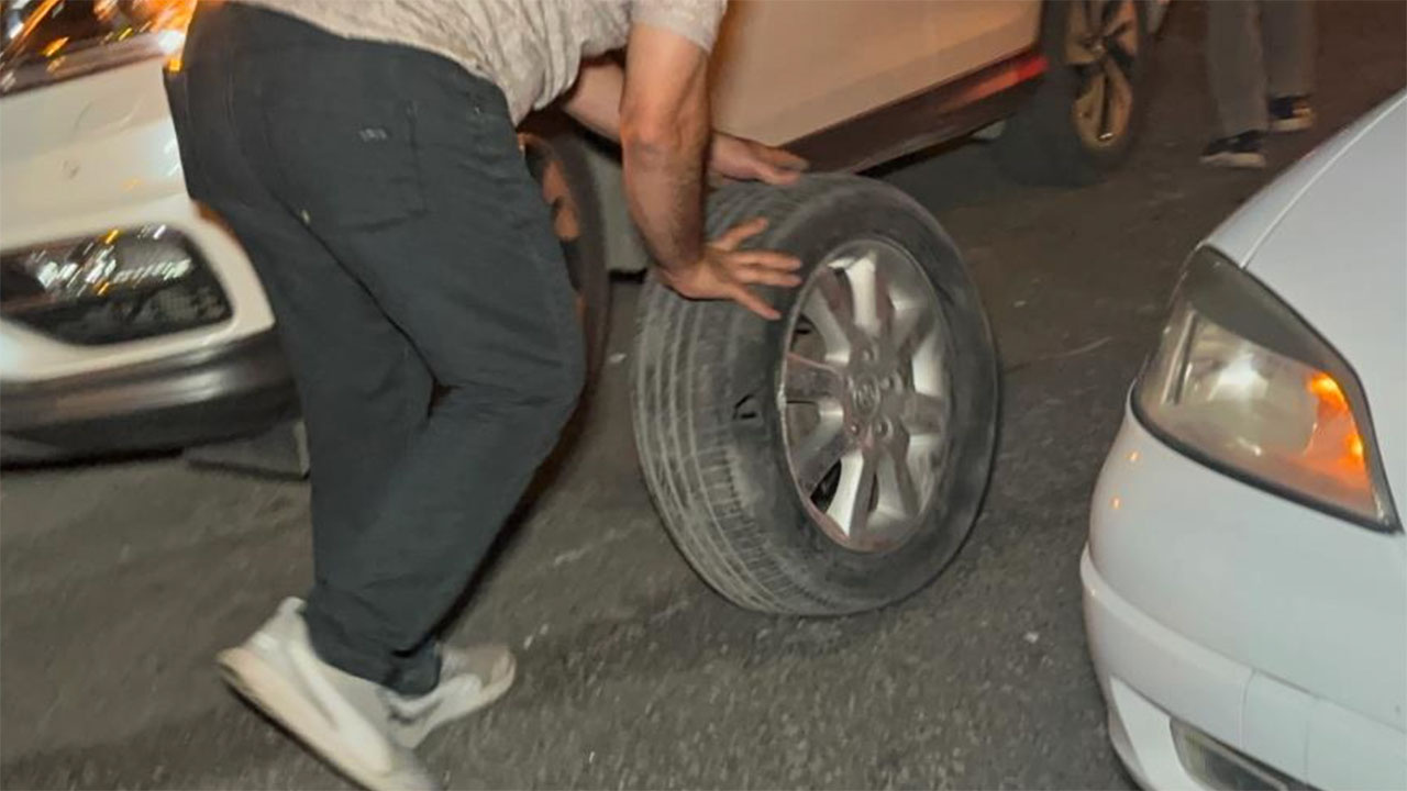 Elazığ'da korkunç kaza! Kazada tekerleği kopan araç şarampole yuvarlandı