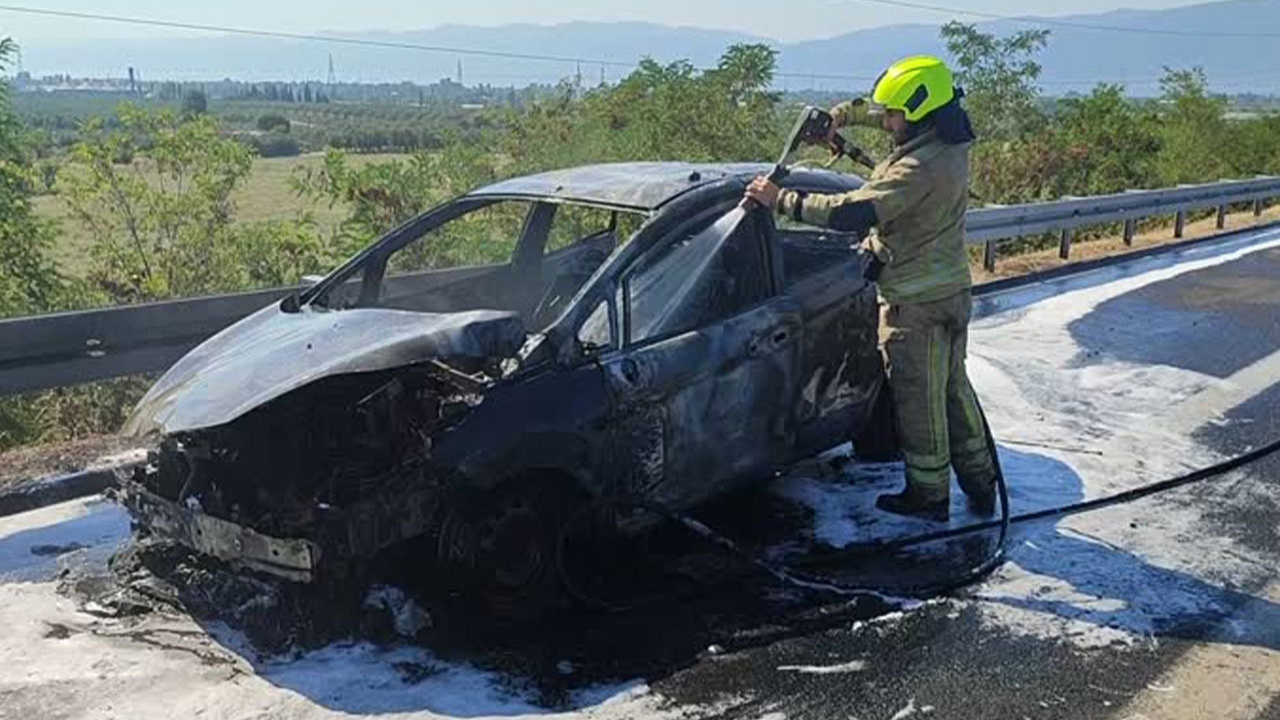 İstanbul-İzmir Otoyolunda seyir halindeki otomobil yandı!