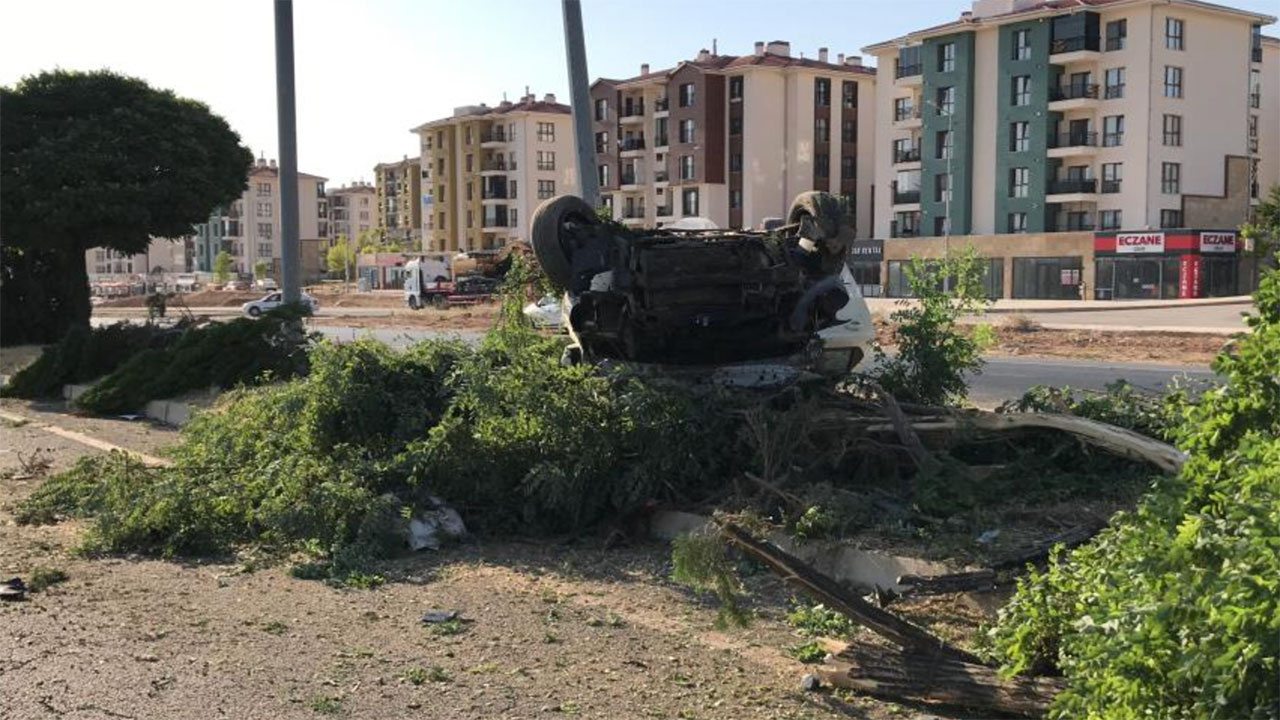 Elazığ'da korkunç kaza! Aydınlatma direğine çarptı, takla attı: 4 yaralı