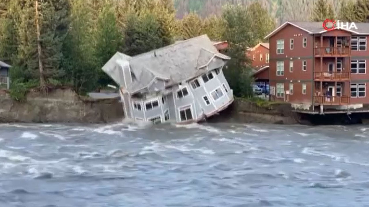 Nehir kıyısındaki ev selin ardından nehrin içine yıkıldı!