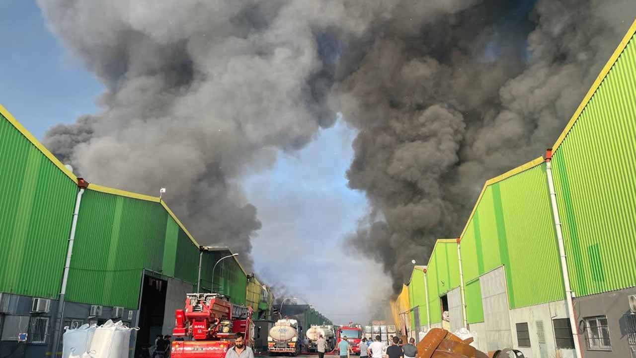 Adana'da geri dönüşüm tesisinde büyük yangın