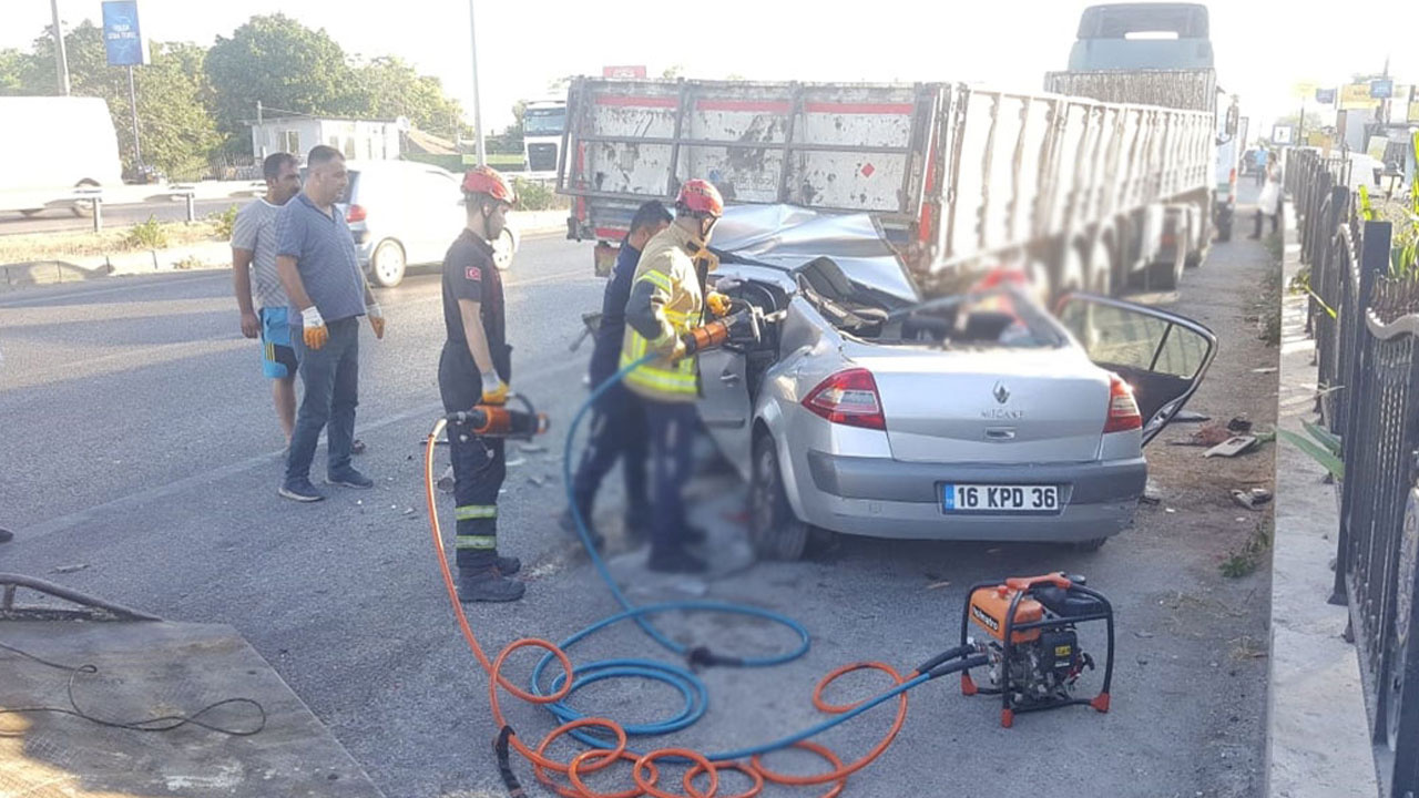 Bursa'da otomobil park halindeki TIR'a çarptı! 4 kişi hayatını kaybetti