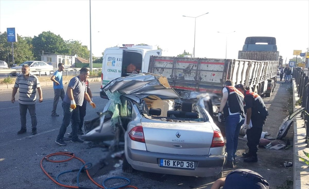 Bursa'da otomobil park halindeki TIR'a çarptı! 4 kişi hayatını kaybetti