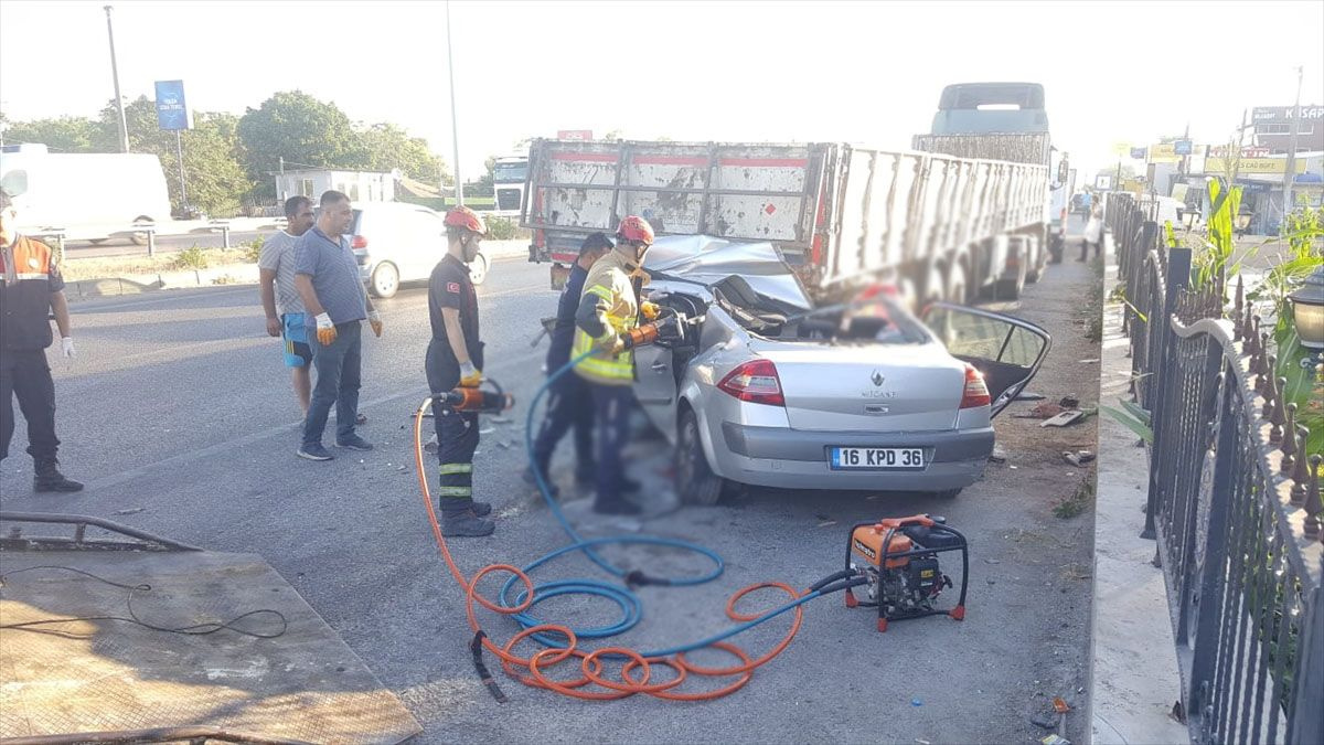 Bursa'da otomobil park halindeki TIR'a çarptı! 4 kişi hayatını kaybetti