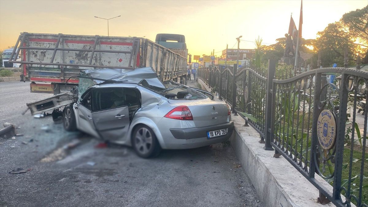 Bursa'da otomobil park halindeki TIR'a çarptı! 4 kişi hayatını kaybetti