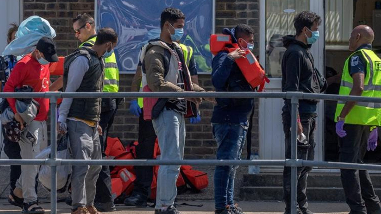 İngiliz hükümeti, yasa dışı göçmen çalıştıranlara verdiği cezaları artırıyor