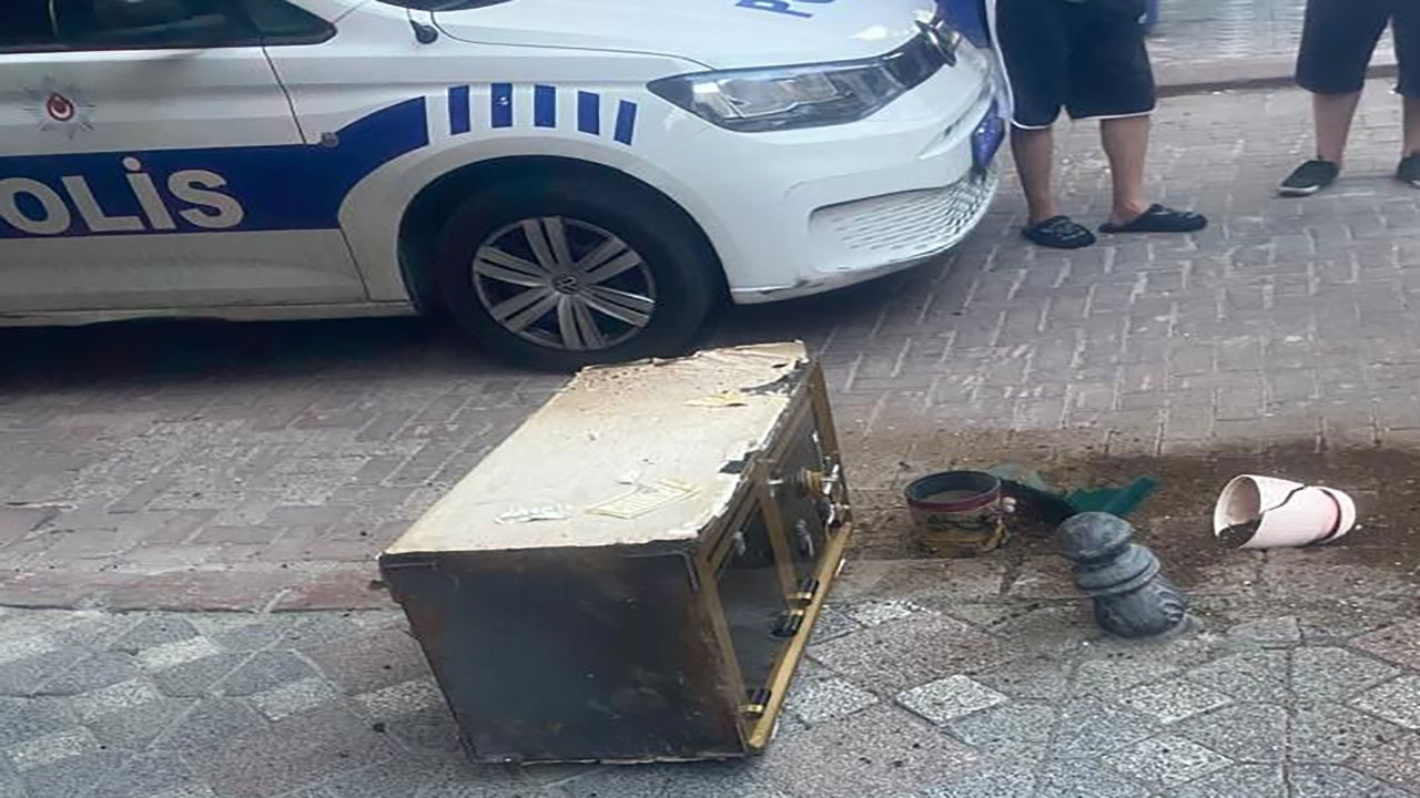 Zeytinburnu'nda komşular kasa çalan hırsızları saksı fırlatarak yakaladı