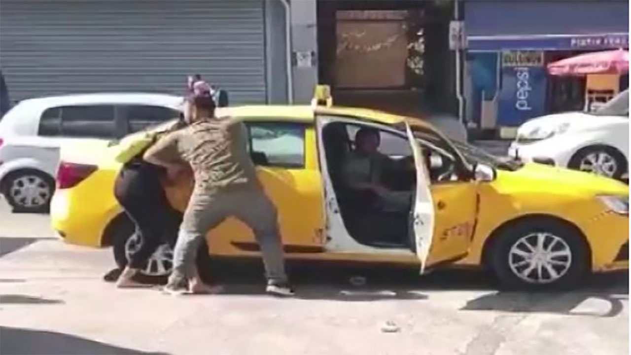 İzmir'de sokak ortasında karısını darp etti! Baygınlık geçiren kadını bırakıp taksiyle kaçtı