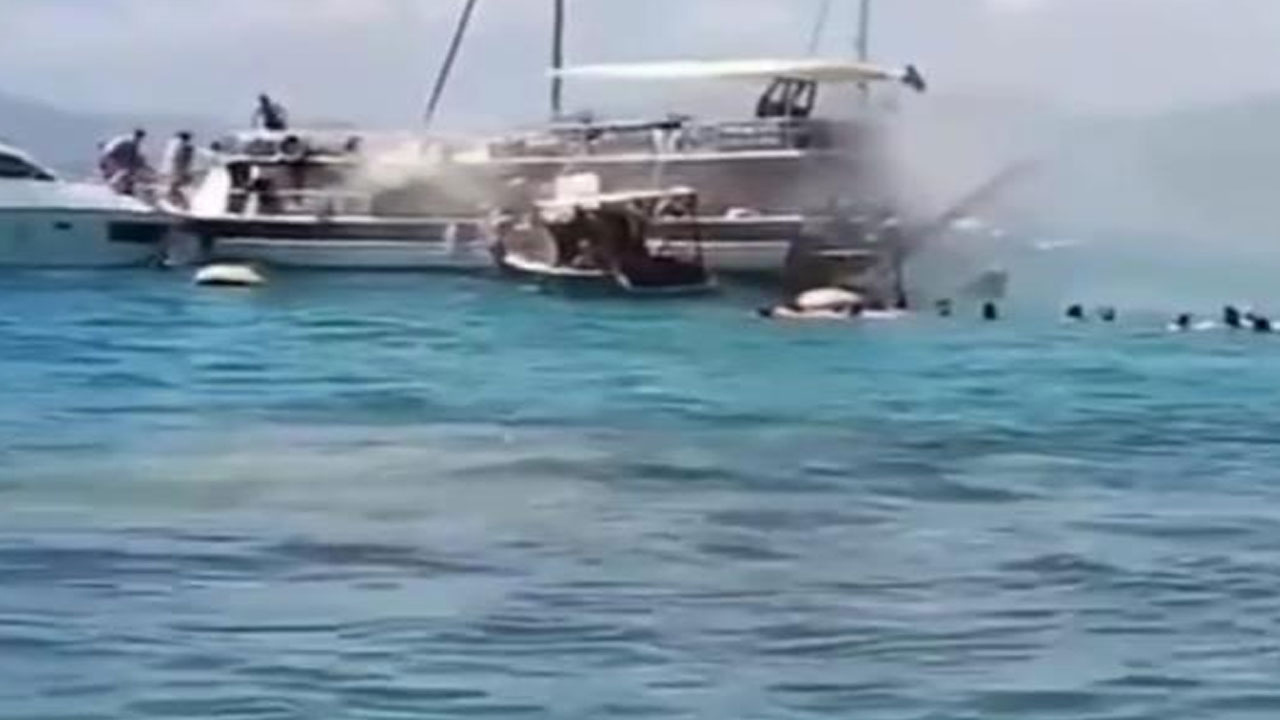 Tur teknesinde büyük panik! Yolcular denize atlayarak canını kurtardı