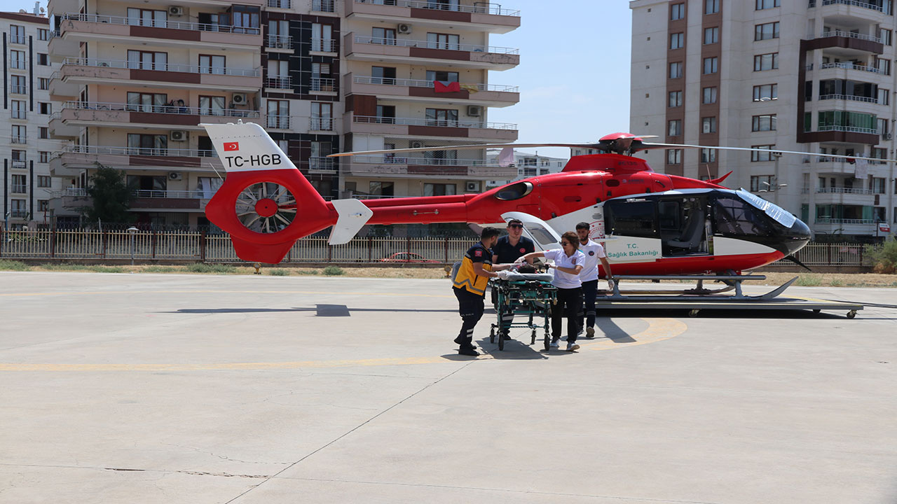Diyarbakır'da bahçe havuzunda boğulan çocuk ambulans helikopterle hastaneye yetiştirildi