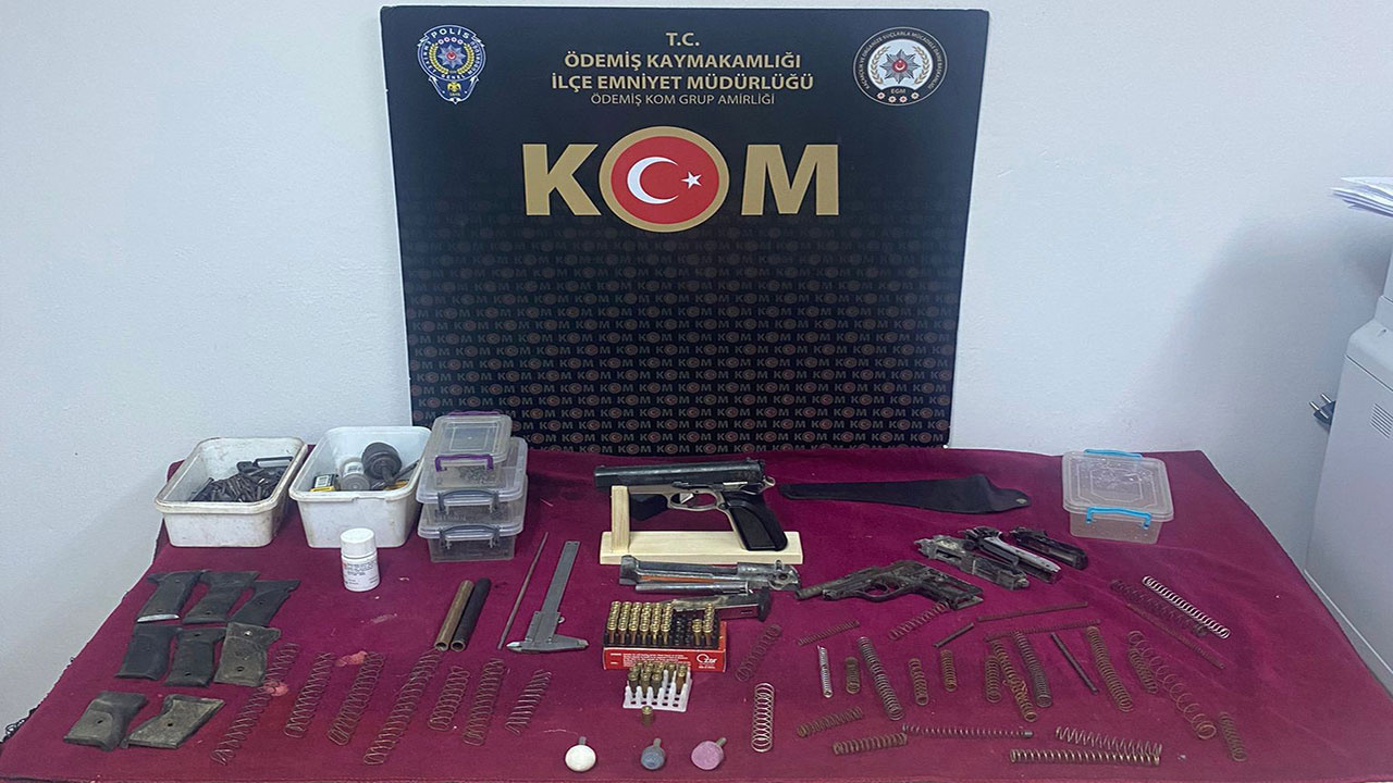 İzmir'de silah atölyesi eve polis ekiplerinden baskın!