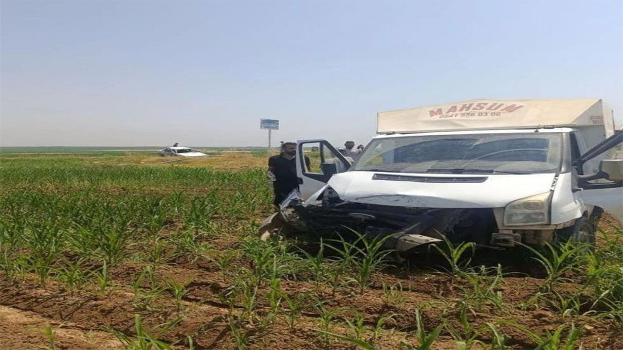 Mardin'de korkunç kaza! Ticari araç ve otomobil çarpıştı: 1'i ağır 3 yaralı