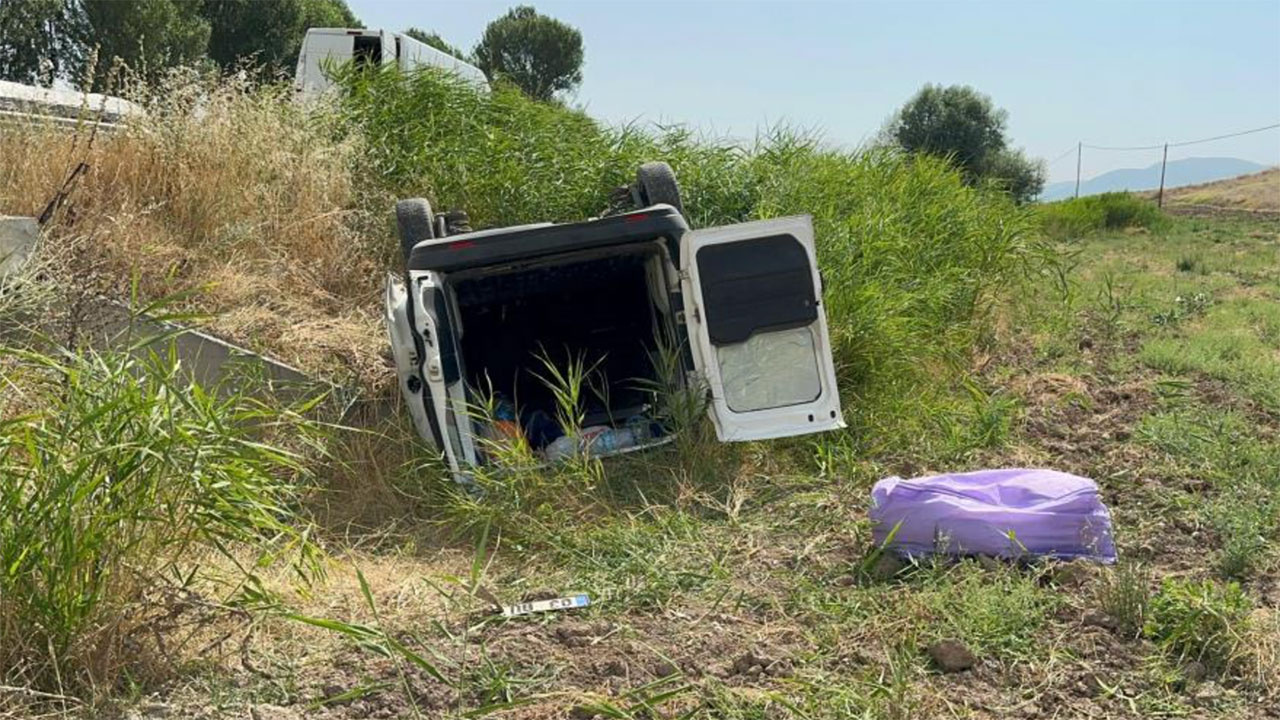 Afyonkarahisar'da korkunç kaza! Şarampole yuvarlanan araç takla attı: 1 ölü 1 yaralı