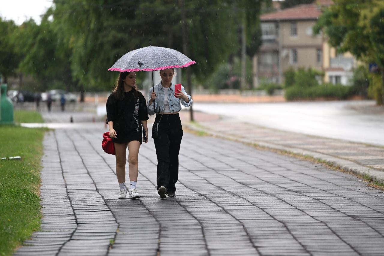 Bunaltıcı sıcaklar yerini sağanak yağışa bırakıyor! Meteoroloji'den 4 gün için kritik uyarı: İstanbul, Ankara, İzmir...