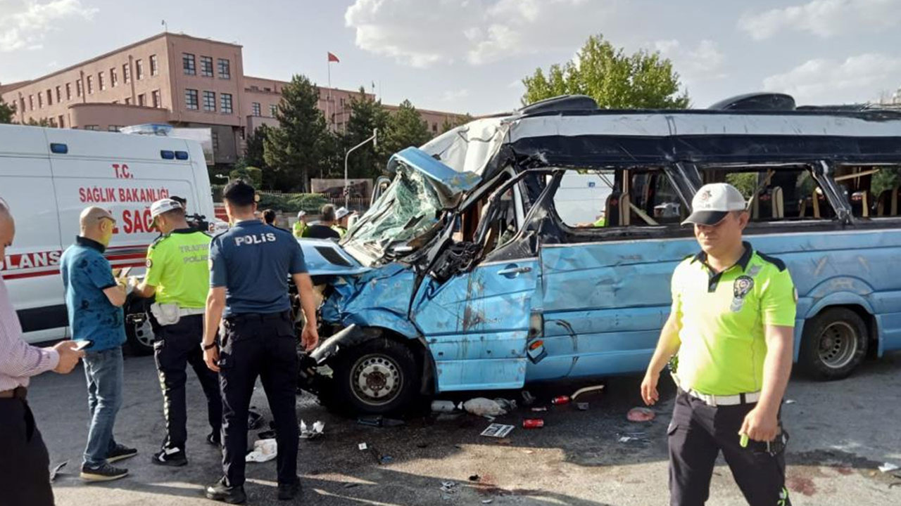 Ankara'da AVM önünde korkunç anlar! Reklam direğine çarpan iki araç 7 kişiyi yaraladı