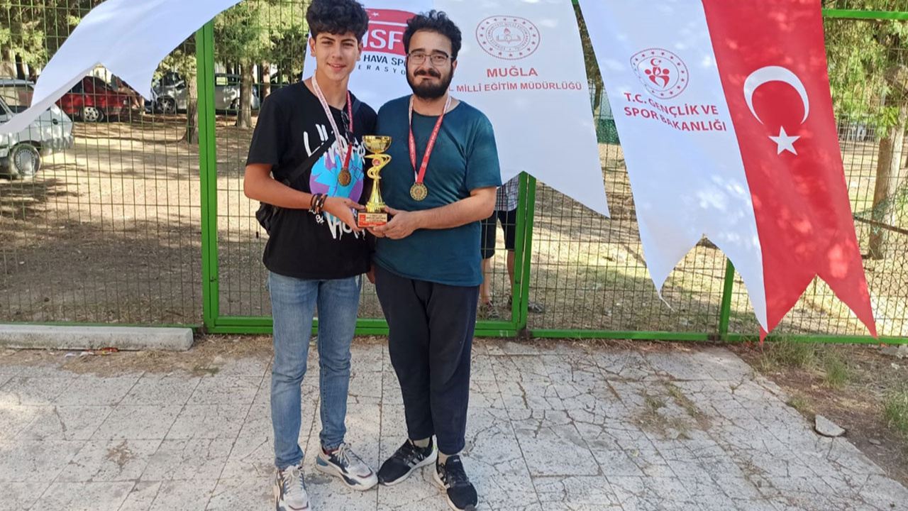 Erzurumlu gençler, geliştirdikleri roketle Türkiye şampiyonu oldu!