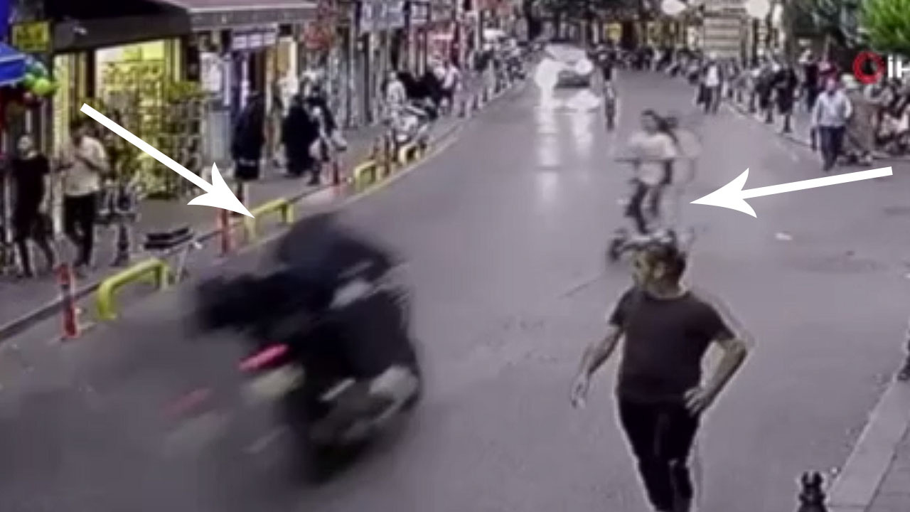 Fatih'te motosiklet ile scooter çarpıştı: Genç kızların savrulduğu feci kaza kamerada