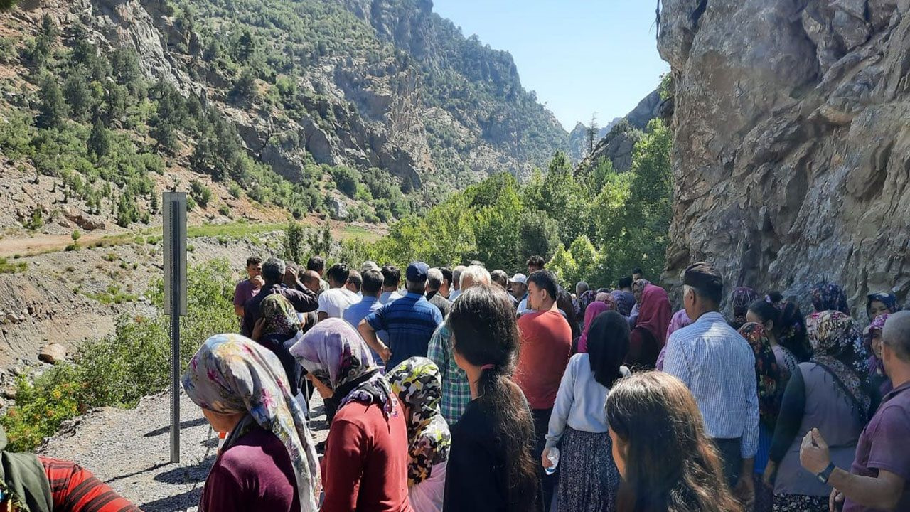 Kamyonet metrelerce yükseklikten Göksü Nehrine uçtu! 1 kişi öldü, 1 kişi yaralandı