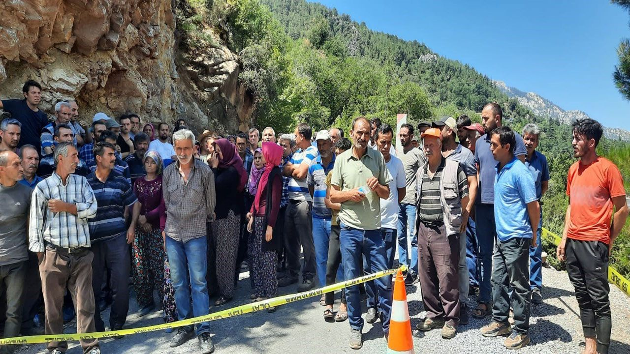 Kamyonet metrelerce yükseklikten Göksü Nehrine uçtu! 1 kişi öldü, 1 kişi yaralandı