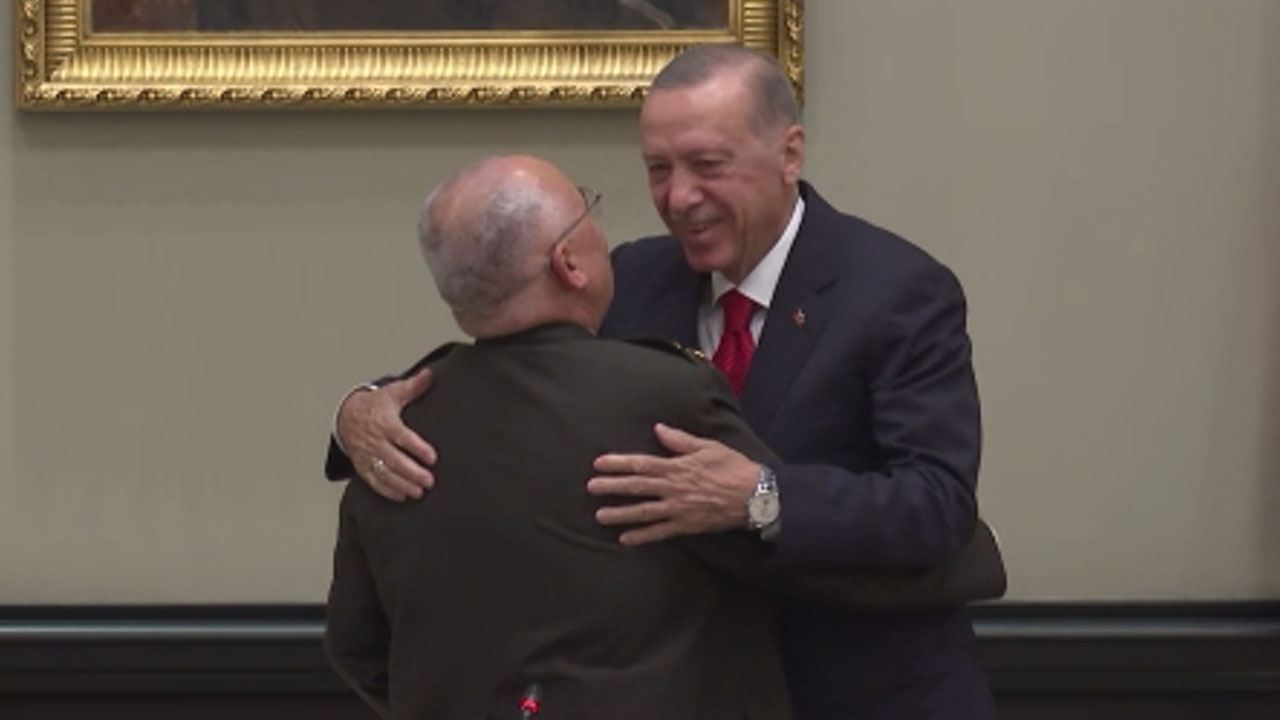 MGK toplantısında duygu dolu anlar! Musa Avsever, Cumhurbaşkanı Erdoğan'a sarıldı