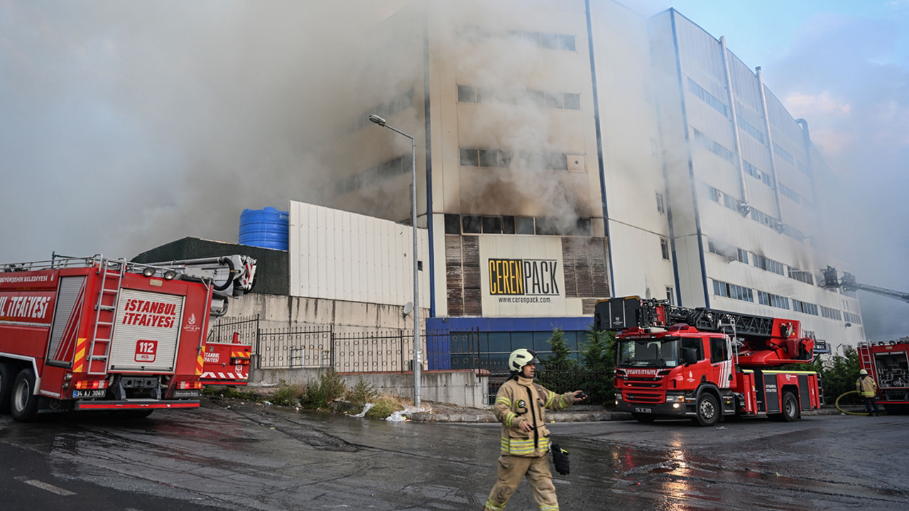 Arnavutköy'de 4 katlı fabrikada yangın çıktı