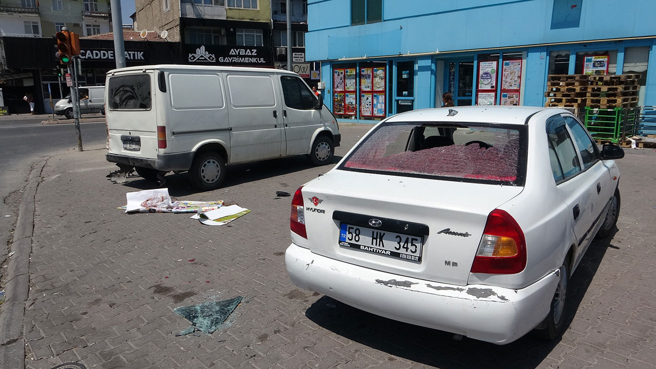 Kayseri'de freni patlayan kamyonet facia yarattı! Önce 4 araca, ardından yayaya çarptı