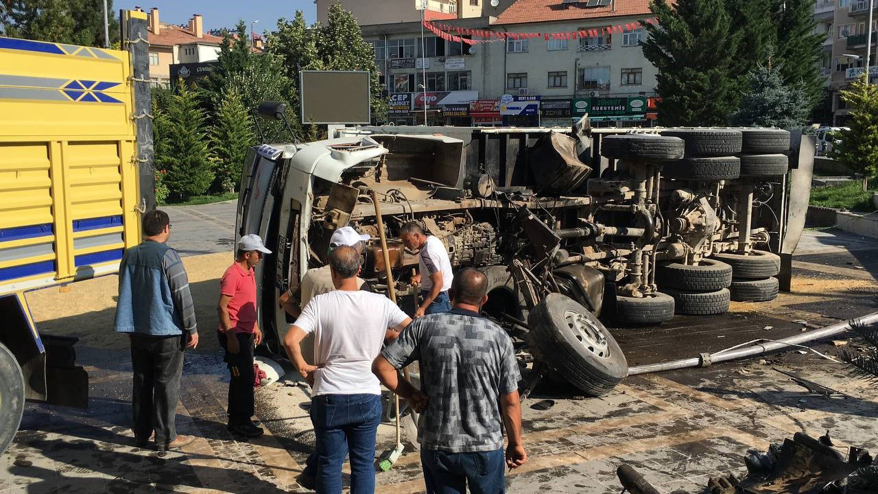 Kayseri'de dehşet anları! Freni patlayan kamyon meydana uçtu