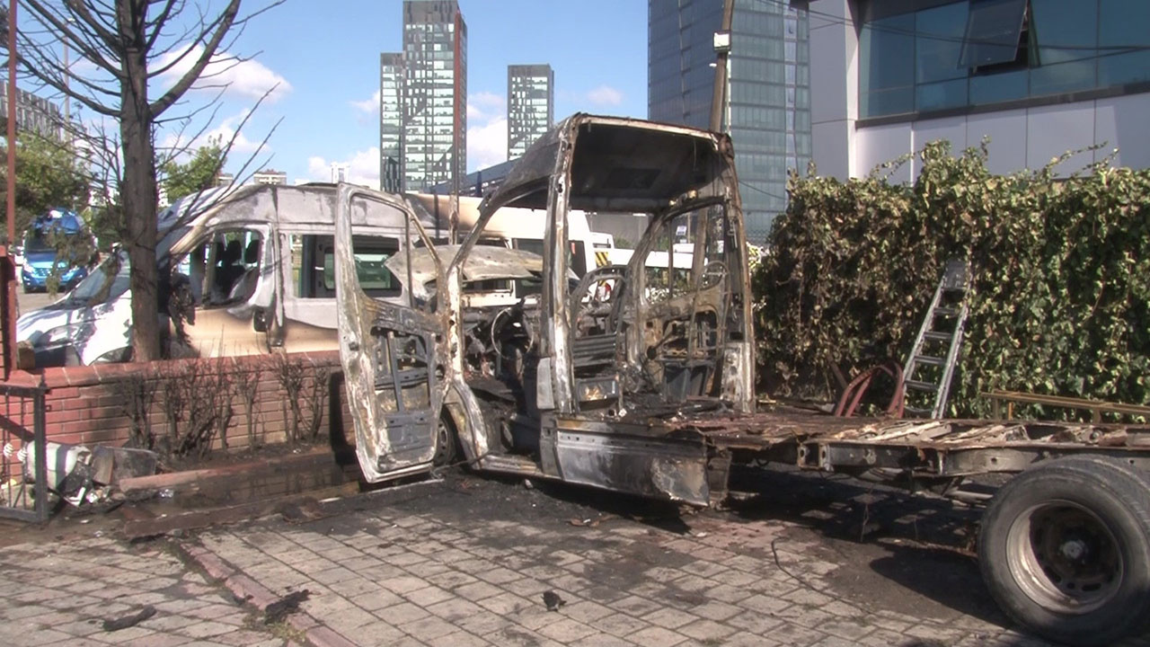 Ümraniye'de feci yangın! İş yerinin önünde duran iki minibüs alev alev yandı