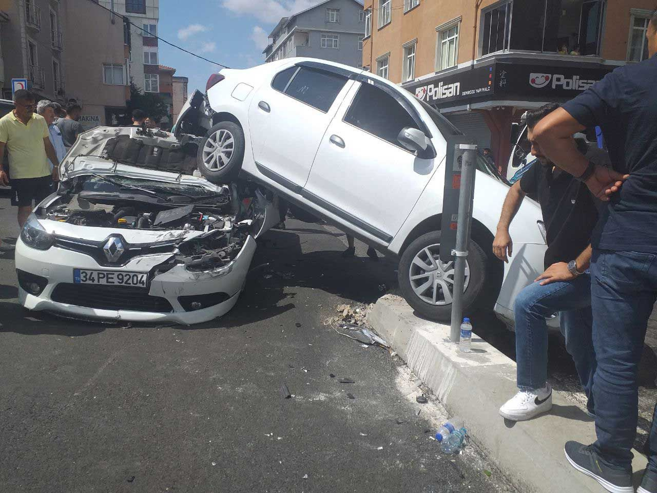 İstanbul'daki kazada otomobil diğerinin üstüne çıktı!