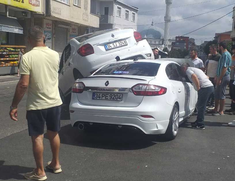 İstanbul'daki kazada otomobil diğerinin üstüne çıktı!