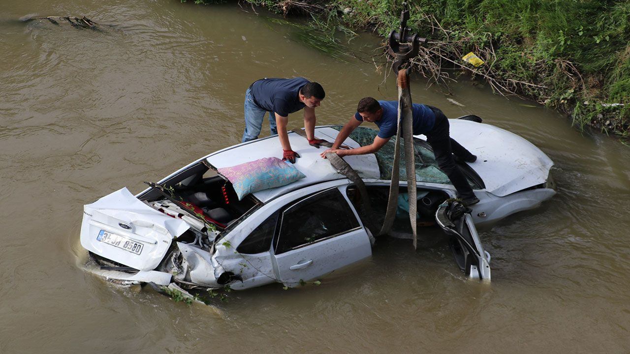 Seyir halindeki otomobil Yeşilırmak’a uçtu! Araçtaki beş kişi yaralandı