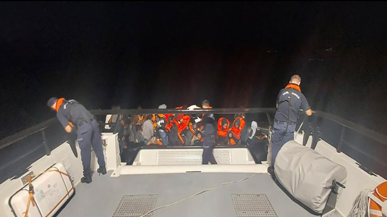 Çanakkale'de lastik botta 30 kaçak göçmen yakalandı!