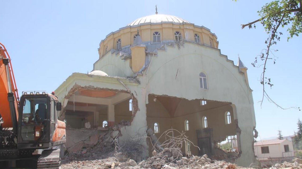 Elazığ’da 50 yıllık caminin yıkımına başlandı!